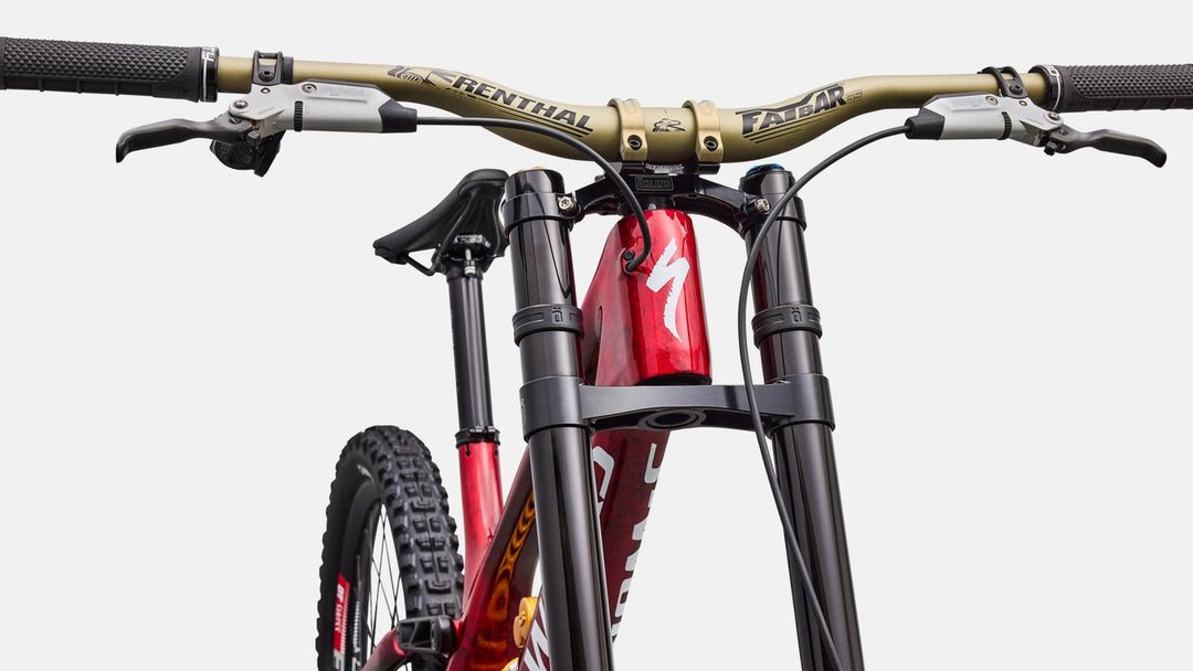 Demo 11 LTD head tube