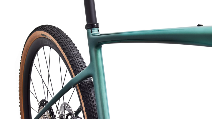 Specialized Diverge 4 Expert Di2 gravel bike in Fjord Metallic/Emerald Metallic, seatpost and storage detail