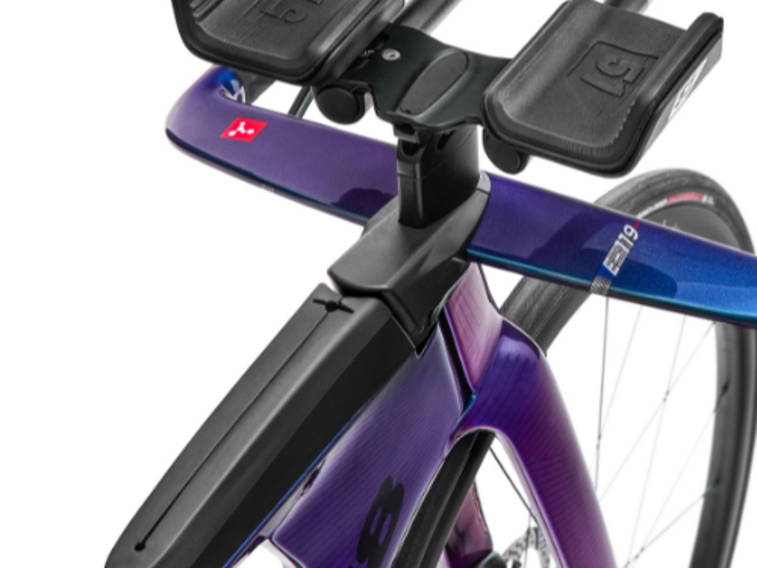 Deep bento box integrated into the E-119 Tri+ Disc top tube