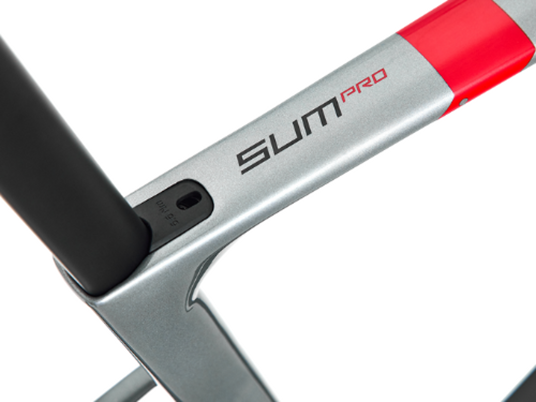 D-shaped seatpost and integrated clamp on the Argon 18 Sum Pro