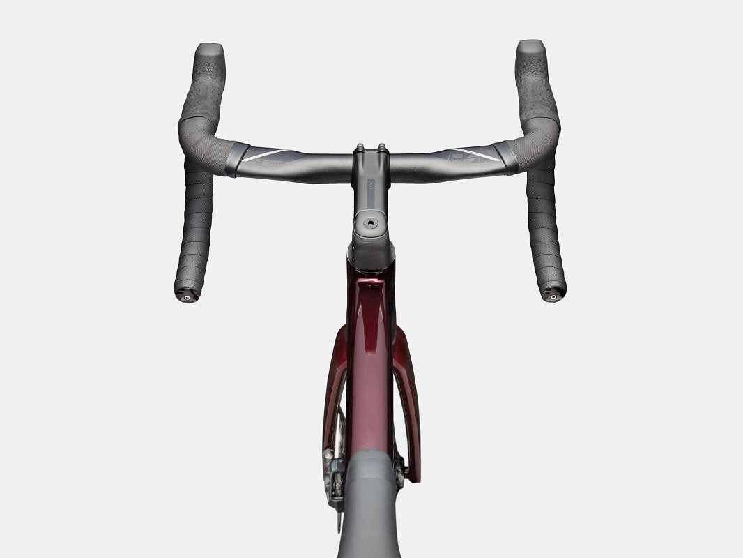 Front view of the Cannondale CAAD14 2 cockpit and carbon fork