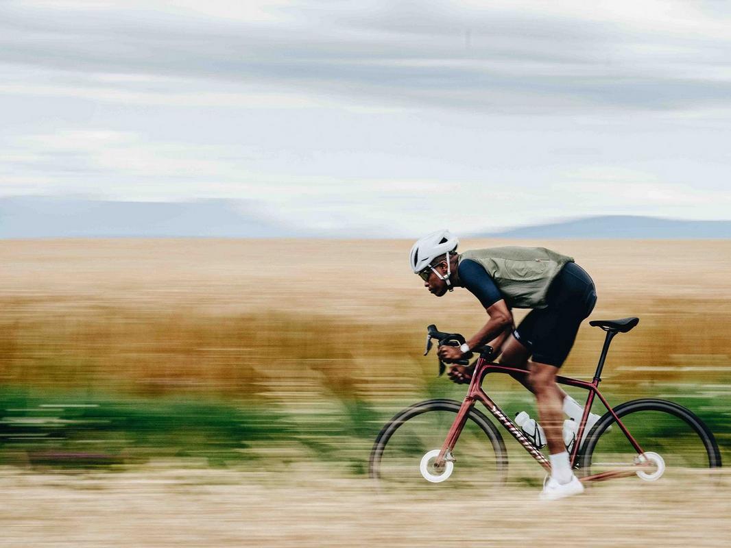 Specialized Aethos 2 on a rough road with 35mm tyres