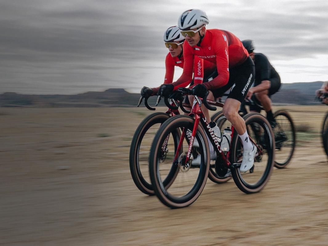 Riders racing Specialized Crux 5 bikes on gravel