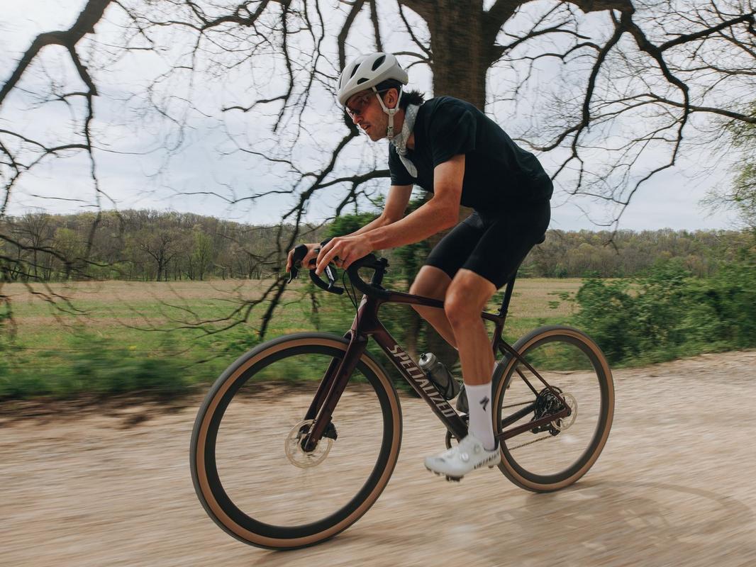 Rider on a Specialized Diverge 4 on a gravel trail